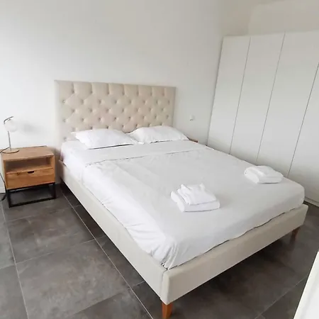 Lejlighed Charming 1 Bedroom Flat With Terrace-67b *